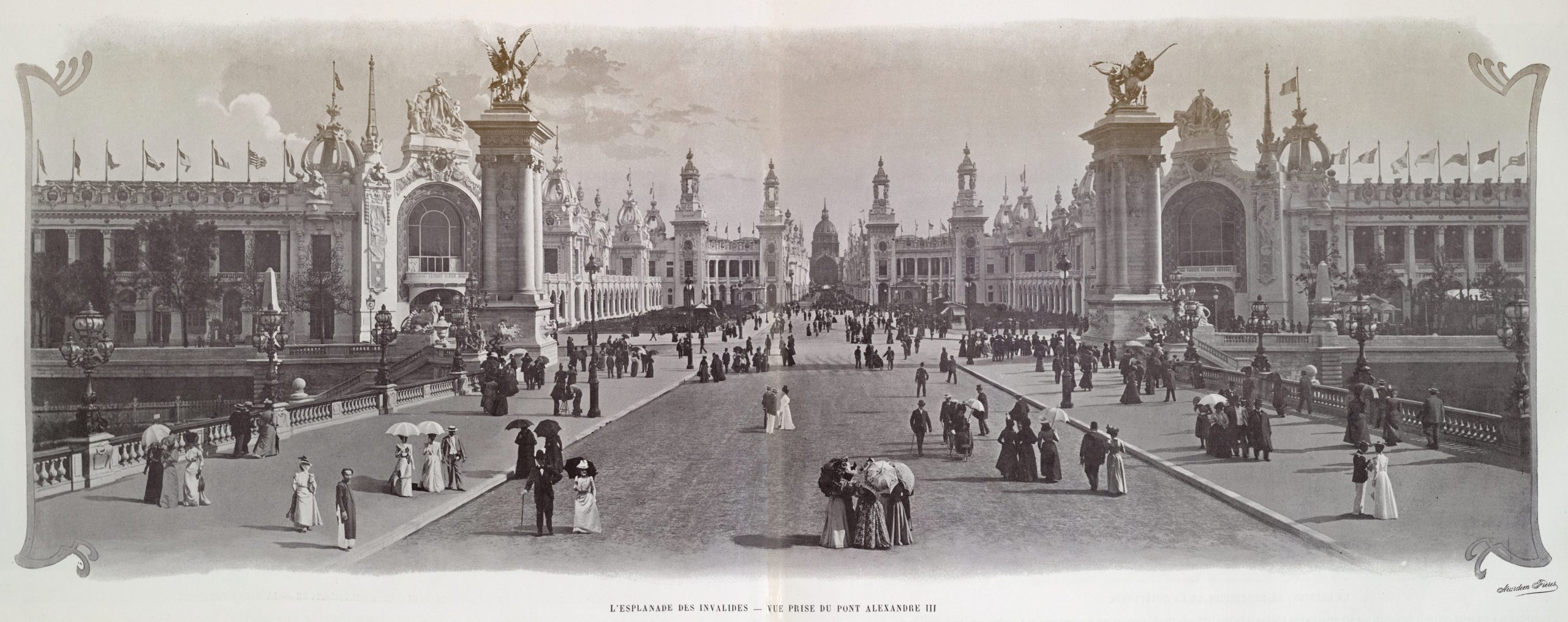 L'esplanade_des_Invalides,_vue_prise_du_pont_Alexandre_III,_Exposition_universelle_internationale_de_1900